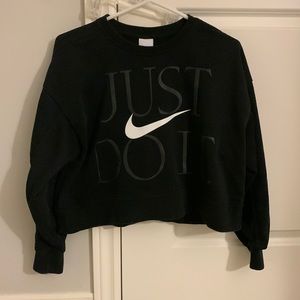 NIKE black crewneck